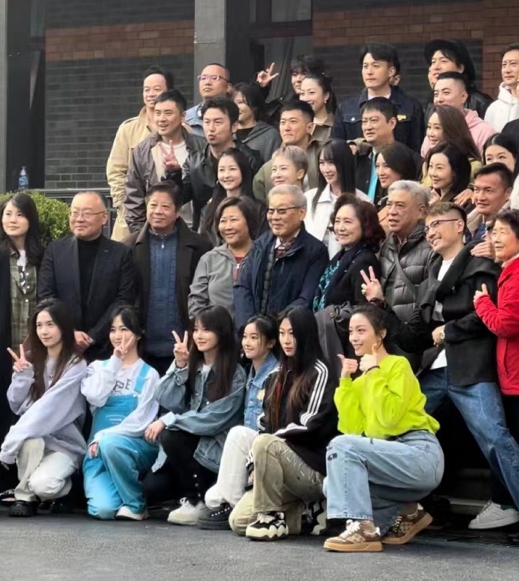 雷佳音携老婆参加校友会，孙艺洲夫妇也在，两位明星太太气质开挂