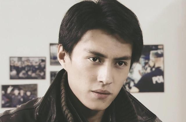 靳东个人资料简介（与二婚妻子相守11年，演20年配角终成名）