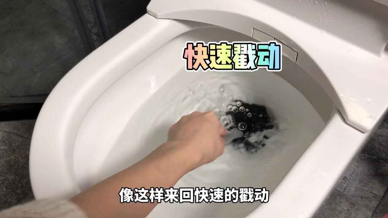 马桶堵了但还缓慢下水怎么才能疏通（推荐两种快速疏通马桶的小妙招）