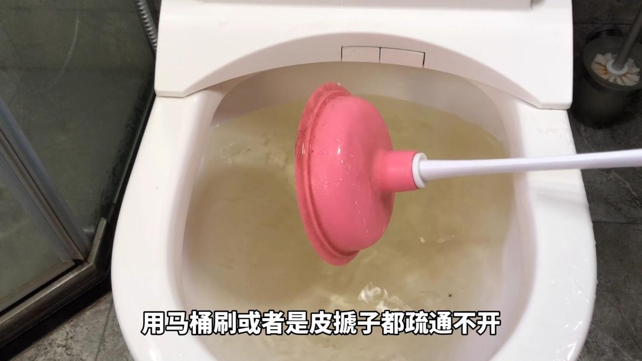 马桶堵了但还缓慢下水怎么才能疏通（推荐两种快速疏通马桶的小妙招）