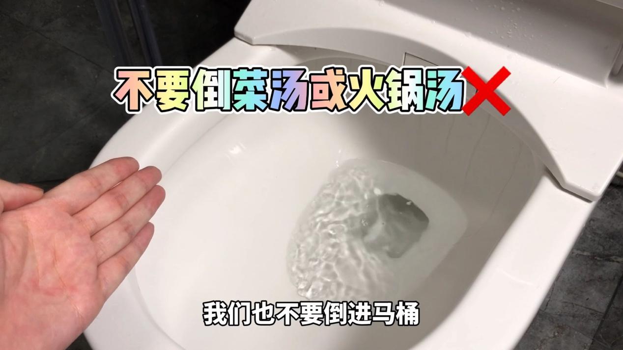 马桶堵了但还缓慢下水怎么才能疏通（推荐两种快速疏通马桶的小妙招）